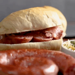 Lanche de linguiça Toscana com vinagrete e queijo canastra